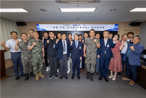 KT Enterprise부문 이행1본부장 이진권 상무(앞줄 왼쪽부터 6번째)와 국방부, 한국지능정보사회진흥원(NIA) 주요 관계자