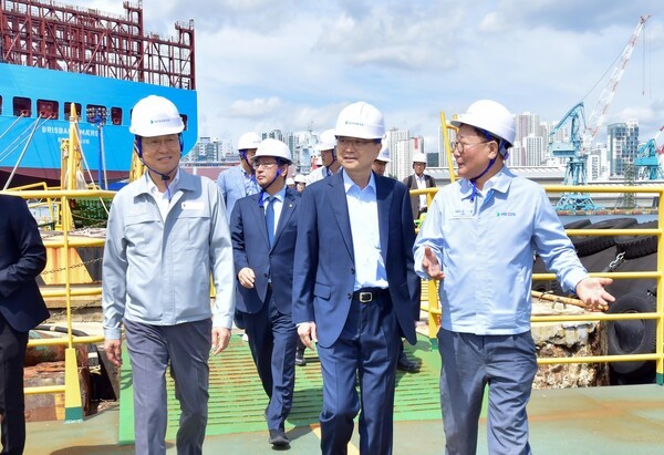 13일(수) HD현대중공업 울산조선소를 방문한 조현 외교부 장관(가운데)이 HD현대 조석 부회장(오른쪽)과 이상균 사장(왼쪽)의 안내를 받아가며 차세대 이지스 구축함 건조 현장을 둘러보고 있다. /사진=HD현대