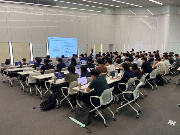 한국앤컴퍼니그룹 하이테크 중앙연구소 한국테크노돔에서 ‘AI 크루 교육 프로그램’을 진행하는 모습 /사진=한국앤컴퍼니그룹