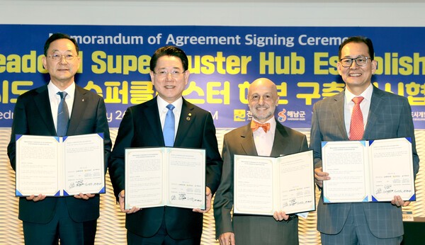 미국을 순방 중인 김영록 전남도지사(왼쪽 두번째)가 2월 26일(현지 시간) 샌프란시스코 하얏트 호텔에서 퍼힐스(FIR HILLS), 서남해안기업도시개발(주), 해남군과 함께 '솔라시도 AI 슈퍼클러스터 구축' 업무협약을 하고 있다. /사진=전라남도