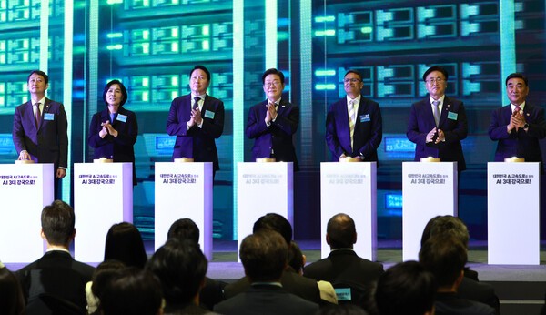 이재명 대통령이 6월 20일 울산전시컨벤션센터에서 열린 울산 인공지능(AI) 데이터 센터 출범식에서 참석자들과 함께 기념 세리머니에 참여하고 있다. /사진=대통령실