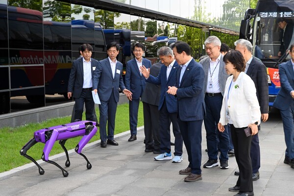 대통령 직속 국정기획위원회 정태호 경제 1분과장 등이 7월 2일 경기도 화성시 현대자동차그룹 남양연구소를 방문했다. 정태호 분과장 등이 도착 후 로봇개와 인사하고 있다. /사진=국정기획위원회