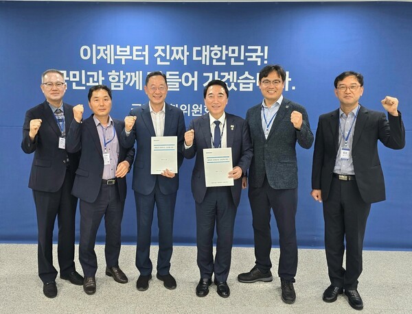 명현관 해남군수가 지난달 국정기획위원회와, 정부부처, 국회 등을 찾아 국정과제 채택을 건의했다. /사진=해남군