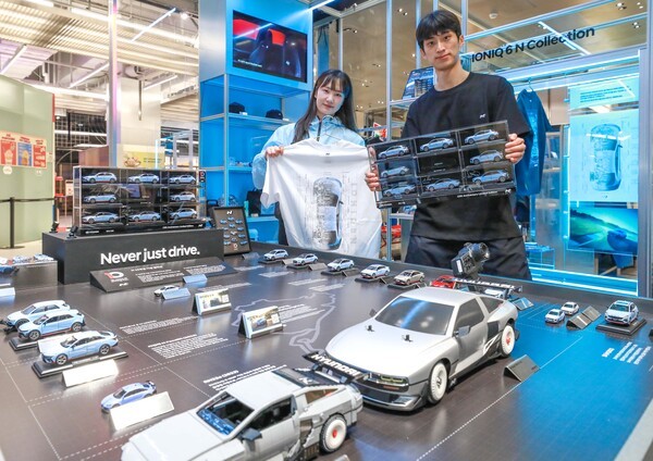 14일 오전 서울 영등포구에 위치한 더현대 서울 지하 2층 피어(PEER) 매장에 마련된 현대자동차 '현대 N' 팝업스토어에서 직원들이 상품을 소개하고 있다./사진=현대백화점