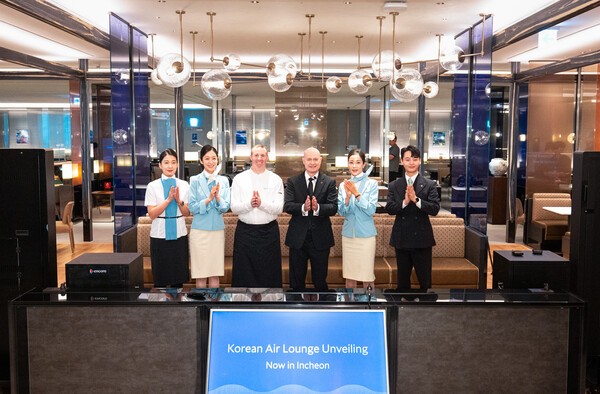 대한항공은 인천국제공항 라운지의 대대적인 리뉴얼을 마치고 14일 사전 공개 행사를 열었다. 사진은 행사에 참석한 David Pacey 대한항공 기내식기판 및 라운지 부문 부사장(왼쪽에서 네 번째)과 직원들이 기념사진을 촬영하고 있다. /사진=대한항공