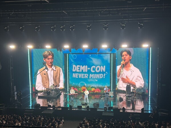 2025 데미소다 콘서트, DEMI-CON!에서 멜로망스의 김민석이 노래를 부르고 있는 모습./사진=김선주 기자