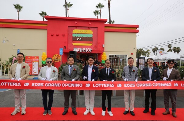 지난 14일(현지시각) 미국 캘리포니아주 내 풀러튼 시티 내 롯데리아 1호점 오픈식에 LA 총영사관 조성호 부영사, 차우철 대표이사 및 프레드 정 풀러튼 시장, 신동권 사외이사 의장(좌측 세번째부터 순) 등 참석해 오픈 커팅식을 진행하고 있는 모습 /사진=롯데GRS