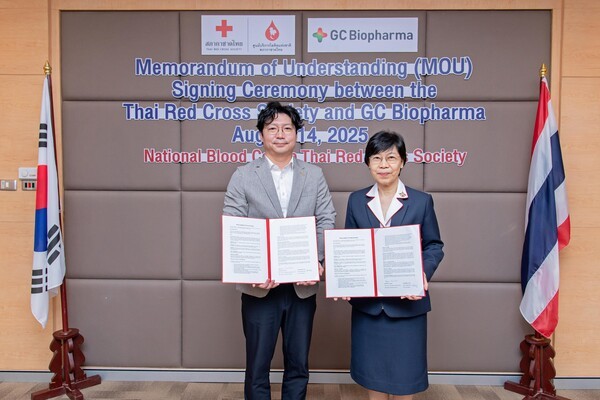 박형준 GC녹십자 오창공장 본부장(왼쪽)과 두차이 차이와니치시리 태국 적십자사 혈액원장 /사진=GC녹십자