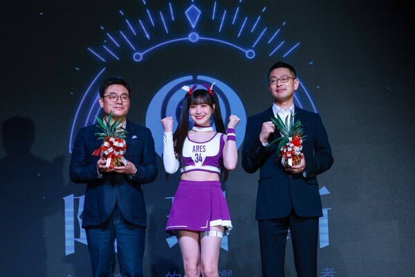 아레스 쇼케이스에 깜짝 등장한 홍보 모델 변하율 치어리더(가운데)가 컴투스홀딩스 정철호 대표(왼쪽), 세컨드다이브 반승철 대표(가운데)와 기념사진을 찍고 있다. /사진=컴투스홀딩스