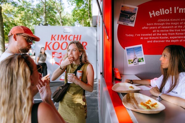 런던 대표 뮤직 페스티벌 ‘APE 2025’ 테이스팅 존에서 김치 요리를 맛보는 방문객 / 사진=대상