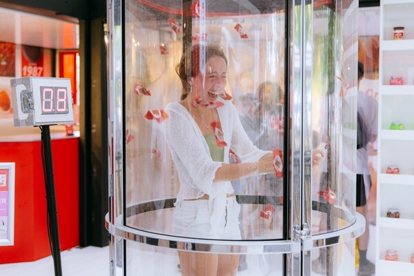 런던 대표 뮤직 페스티벌 ‘APE 2025’ 게임존에서 김치 네이도 게임을 증기는 방문객 / 사진=대상