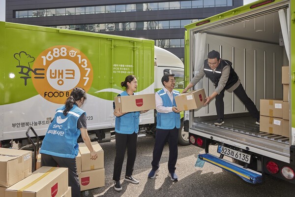 SPC그룹이 지난 18일 한국사회복지협의회 전국푸드뱅크(회장 김성이, 이하 푸드뱅크)에 식품 배송용 냉동탑차 2대를 기부하고, 향후 5년간 10대를 추가 지원하기로 했다./사진=SPC그룹