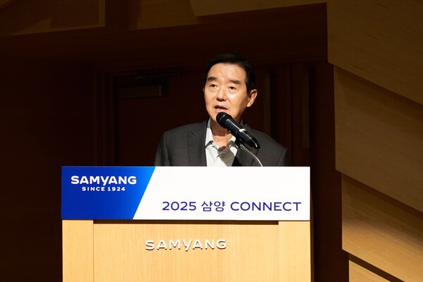 김윤 회장이 19일 판교 삼양디스커버리센터에서 개최한 ‘2025년 SAMYANG CONNECT'에서 상반기 경영 성과와 하반기 전략 방향에 대해 직원들에게 설명하고 있다./사진=삼양그룹 