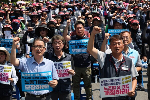민주노총 조합원들이 7월 28일 서울 여의도 국회 앞에서 노조법 2·3조 개정 촉구 긴급 결의대회를 열고 관련 구호를 외치고 있다. /사진=연합