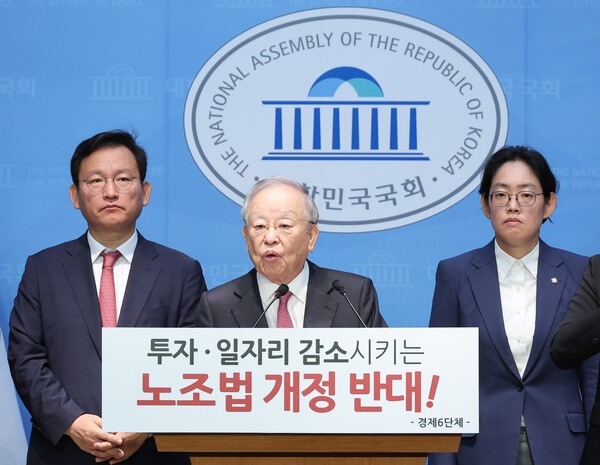 손경식 한국경영자총협회(경총) 회장이 8월 18일 서울 여의도 국회 소통관에서 노조법 개정 중단 촉구 기자회견을 하고 있다. /사진=연합