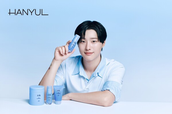 한율 모델 우즈의 모습./사진=아모레퍼시픽