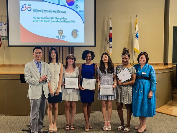  HS효성이 지난 16일(현지시각) 美 앨라배마 지역 우수학생들에 장학금을 전달했다.(이종복 HS효성USA 법인장(맨 왼쪽)) /사진=HS효성