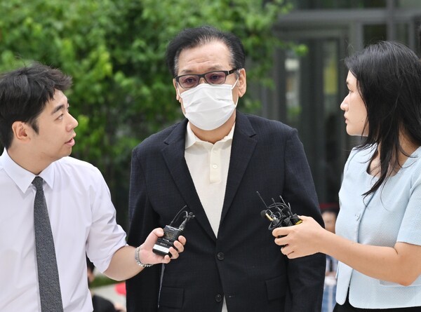 김건희 여사 관련 각종 의혹을 수사 중인 민중기 특별검사팀이 19일 '건진법사' 전성배씨에 대한 구속영장을 청구했다. 전씨가 지난 18일 오전 서울 종로구 KT광화문빌딩 웨스트에 마련된 김건희 특검 사무실에 출석하고 있다. /사진=연합뉴스