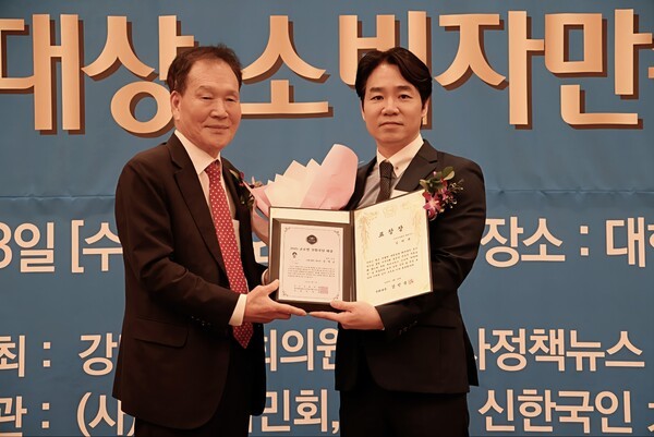 (왼쪽부터) 김상덕 국제한인경제협력회 이사장, 김덕규 제론셀베인 대표 /사진=제론셀베인