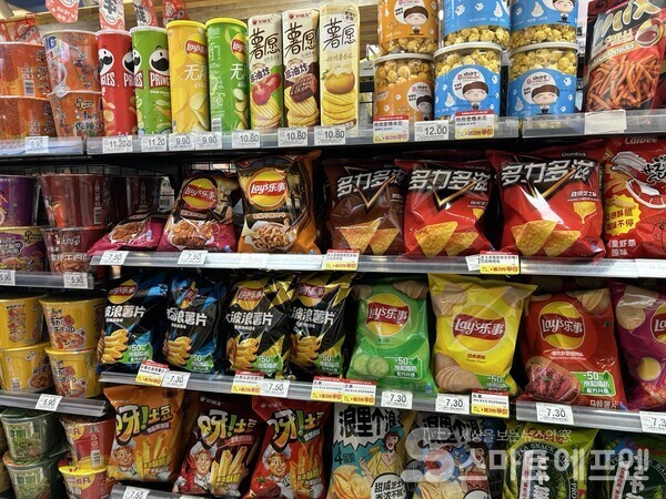 중국 대련의 한 소매점에서는 오!감자, 꼬북칩 등 다양한 오리온 제품을 판매하고 있다./사진=김선주 기자 