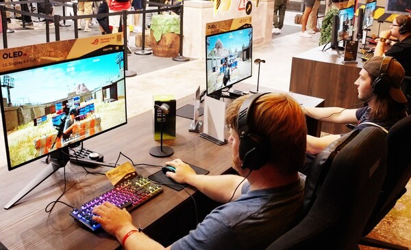 '게임스컴 2025'에 방문한 관람객들이 LG디스플레이 게이밍 OLED를 체험하고 있다. /사진=LG디스플레이