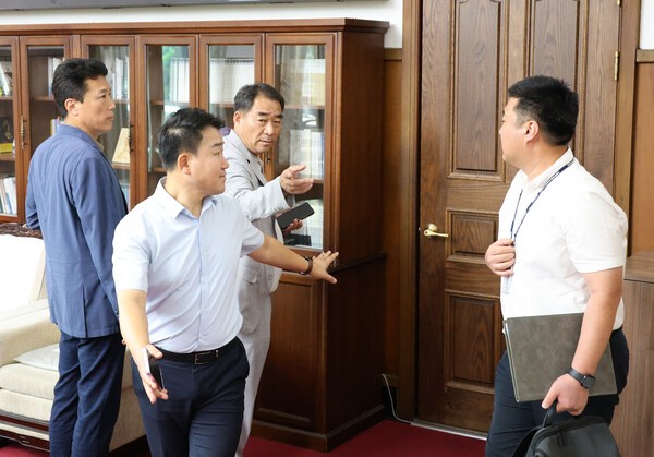 김영환 충북지사가 체육계 인사들로부터 500만원이 든 돈봉투를 수수했다는 의혹과 관련해 충북경찰청 반부패경제범죄수사대가 21일 충북도청 도지사실을 압수수색하고 있다./사진=연합뉴스