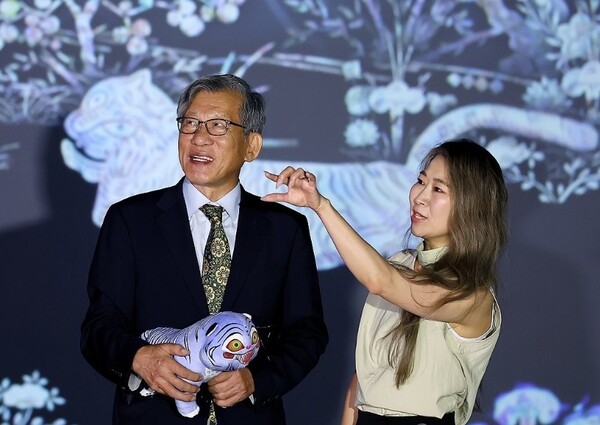 지난 21일 서울 용산구 국립중앙박물관을 방문한 넷플릭스 애니메이션 '케이팝 데몬 헌터스'의 매기 강 감독이 유홍준 관장과 함께 디지털 실감영상관에서 영상을 감상하고 있다. / 사진=연합뉴스