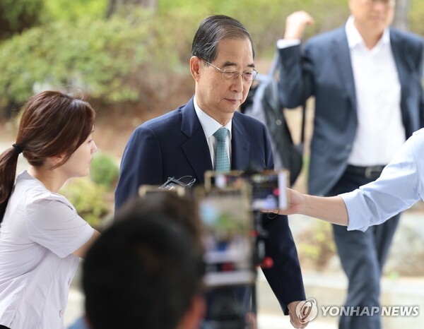 한덕수 전 국무총리가 22일 '12·3 비상계엄' 관련 내란·외환 사건을 수사하는 조은석 특별검사팀 사무실이 마련된 서울 서초구 서울고등검찰청으로 출석하고 있다./사진=연합뉴스