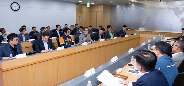 장인화 회장이 22일 포스코센터에서 열린 에서 참석자들과 안전 혁신 방안에 대해 논의하고 있다. /사진=포스코