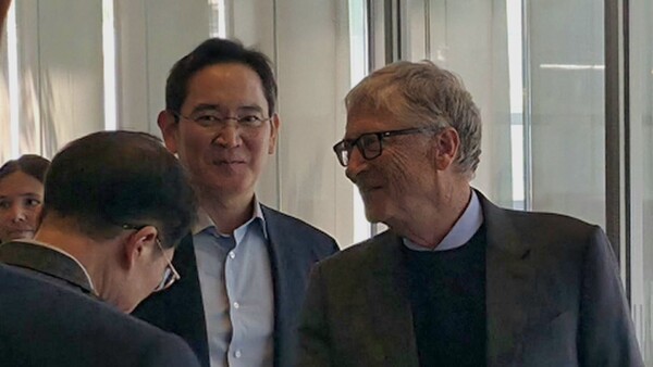 이재용 삼성전자 회장이 22일 삼성전자 서초 사옥을 방문해 오찬을 함께 한 빌 게이츠 게이츠재단 이사장을 배웅하고 있다. /사진=삼성