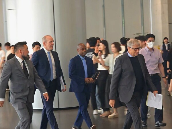 빌 게이츠 게이츠재단 이사장이 22일 이재용 삼성전자 회장과 오찬 미팅을 하기 위해 삼성전자 서초 사옥에 들어서고 있다. /사진=삼성