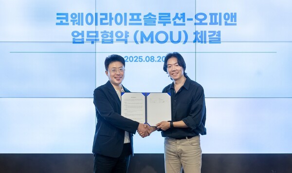 지난 20일 서울 구로구 지타워 코웨이라이프솔루션 본사에서 진행된 업무협약식에서 김명곤 코웨이라이프솔루션 대표(왼쪽)와 오종관 오픈닥터 대표가 기념 촬영을 하고 있다./사진=코웨이 