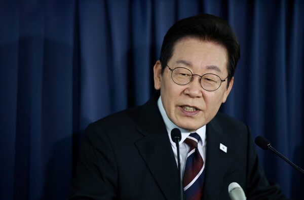 이재명 대통령이 24일(현지시간) 일본 도쿄 하네다공항 이륙 뒤 한미 정상회담을 위해 미국 워싱턴DC로 향하는 공군 1호기 기내에서 기자간담회를 하고 있다. /사진=연합뉴스