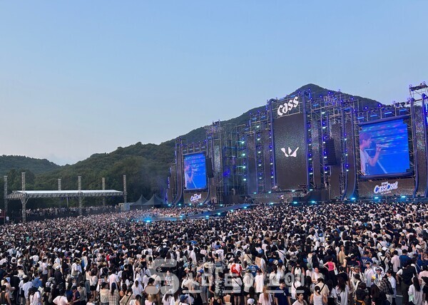 지난 8월 23일 경기도 과천시 서울랜드에서 '2025 카스쿨 페스티벌(CassCool Festival)이 열렸다. 사진은 메인스테이지인 '프레시 스테이지'의 모습이다./사진=김선주 기자