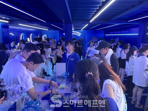 키링, 고글 투명, 투명 파우치 등을 D.I.Y.할 수 있는 스웨크샵 내부의 모습이다./사진=김선주 기자