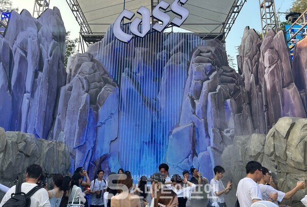 ‘카스케이드 약수터’에서는 갓 나온 신선한 카스를 맛볼 수 있다./사진=김선주 기자