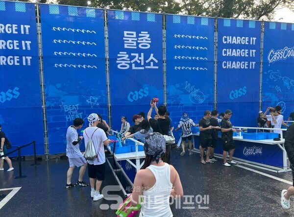 '물총 충전소'에서는 물총놀이를 즐기는 관람객도 있었다./사진=김선주 기자