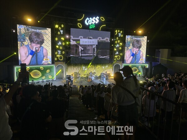 레몬 스테이지는 야외공연장에서 콘서트 콘셉트로 열리는 무대다. 가장 마지막 아티스트인 이승윤의 모습이다./사진=김선주 기자