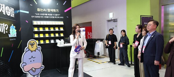 박일준 대한상의 상근부회장이 주요참석자들과 전시회 순람을 하고 있다. /사진=대한상의