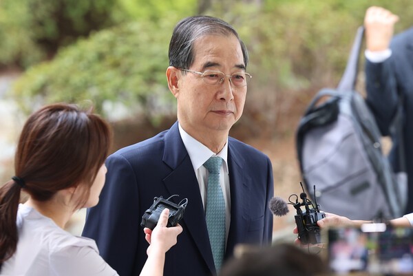 내란특검팀이 내란방조 혐의 등으로 구속영장을 청구한 한덕수 전 국무총리가 지난 22일 '12·3 비상계엄' 관련 내란·외환 사건을 수사하는 조은석 특별검사팀 사무실이 마련된 서울 서초구 서울고등검찰청으로 출석하고 있다./사진=연합뉴스