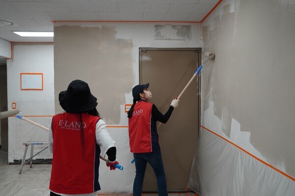 이랜드재단과 이랜드복지재단이 2025년 한 해의 사회공헌 기부 예산을 확정하고, 계열회사·임직원 참여형 나눔 활동을 지속한다./사진=이랜드