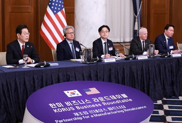 이재명 대통령이 25일(현지시간) 미국 워싱턴DC 윌라드 호텔에서 열린 한미 비즈니스 라운드 테이블에서 연설하고 있다. 젠슨 황 엔비디아 CEO(왼쪽 2번째), 최태원 SK그룹 회장(오른쪽) 등이 참석했다. / 사진=연합뉴스