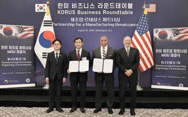 (왼쪽부터)김정관 산업통상자원부 장관, 최윤범 고려아연 회장, 마이클 윌리엄슨 록히드마틴 인터내셔널 사장, 하워드 러트닉 미국 상무부 장관. /사진=고려아연