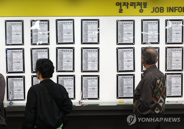 올해 1분기 국내 임금근로 일자리가 전년보다 1만5000개 증가해 역대 최저 증가폭을 기록했다. 구직자들이 지난 4월 서울 마포구 서울서부고용복지플러스센터에서 일자리 정보 게시판을 살펴보고 있다./사진=연합뉴스