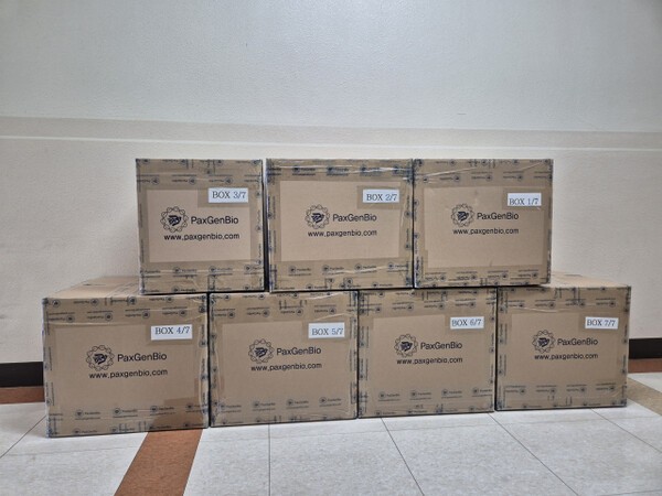 팍스젠바이오가 제품 선적을 위해 포장한 모습 /사진=팍스젠바이오
