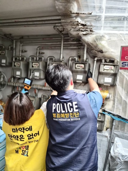 캠퍼스 '마약 던지기' 집중 단속 현장 점검이 이뤄진 26일 서울 한국외국어대 등 대학가 일대에서 서울시와 한국외국어대, 동대문경찰서, 동대문보건소 합동점검반원들이 에어컨 실외기, 계량기함, 화단 등 다빈도 시설물에 대한 탐색작업을 하고 있다./서울시 제공