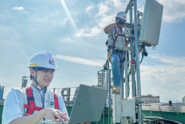 KT 직원들이 AI-RAN 기술 검증을 진행하는 모습 /사진=KT