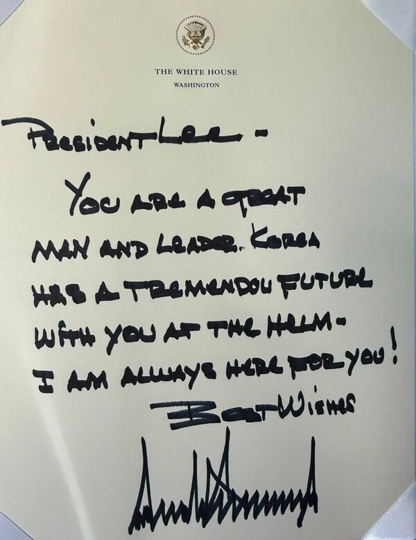 대통령실은 25일(현지시간) 미국 워싱턴DC 백악관에서 열린 한미 정상회담 뒤 가진 업무 오찬 때 트럼프 대통령이 이재명 대통령에게 직접 써서 전달한 메시지를 공개했다. 트럼프 대통령은 메시지에서 이 대통령에게 