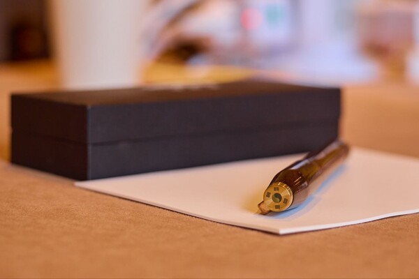 펜은 선물이 아닌 이재명 대통령의 서명용이었지만 트럼프 대통령의 요청으로 즉석에서 선물했다. /사진=대통령실