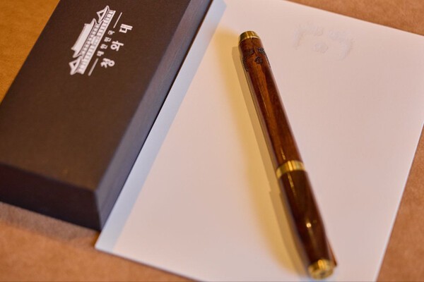 대통령실이 25일(현지시간) 공개한 한미 정상회담을 위해 이재명 대통령이 준비한 선물. 다만 펜은 선물이 아닌 이 대통령의 서명용으로 트럼프 대통령의 요청으로 즉석에서 선물했다. /사진=대통령실